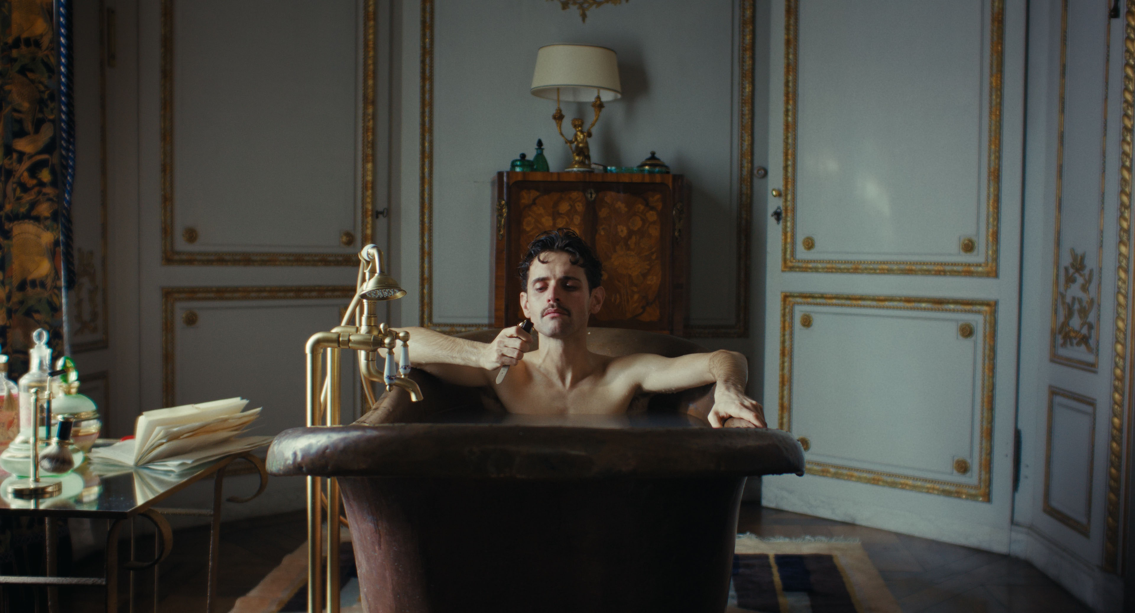 This-Is-Not-a-Murder-Mystery-Episodic-Photos-EP-3-3840x2076-TINAMM-S01EP03-Salvador-Dali-Suite-Dali-bath-Copyright-PANENKA-jpg